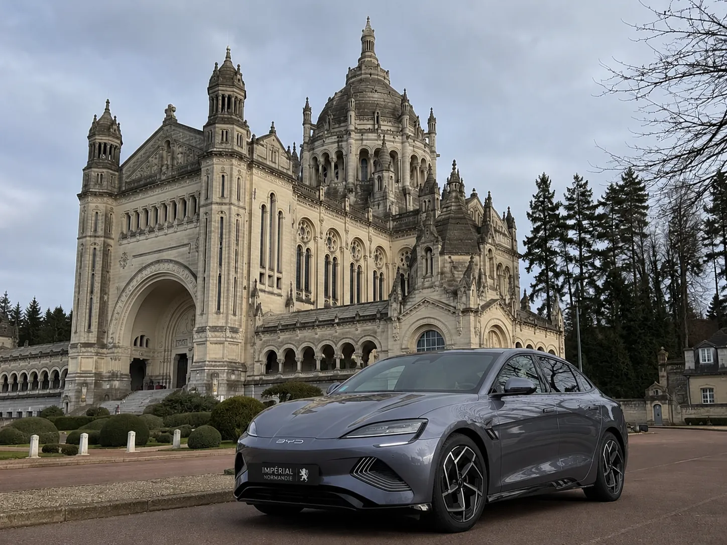 Berline hybride Imperia Normandie devant la basilique de Lisieux